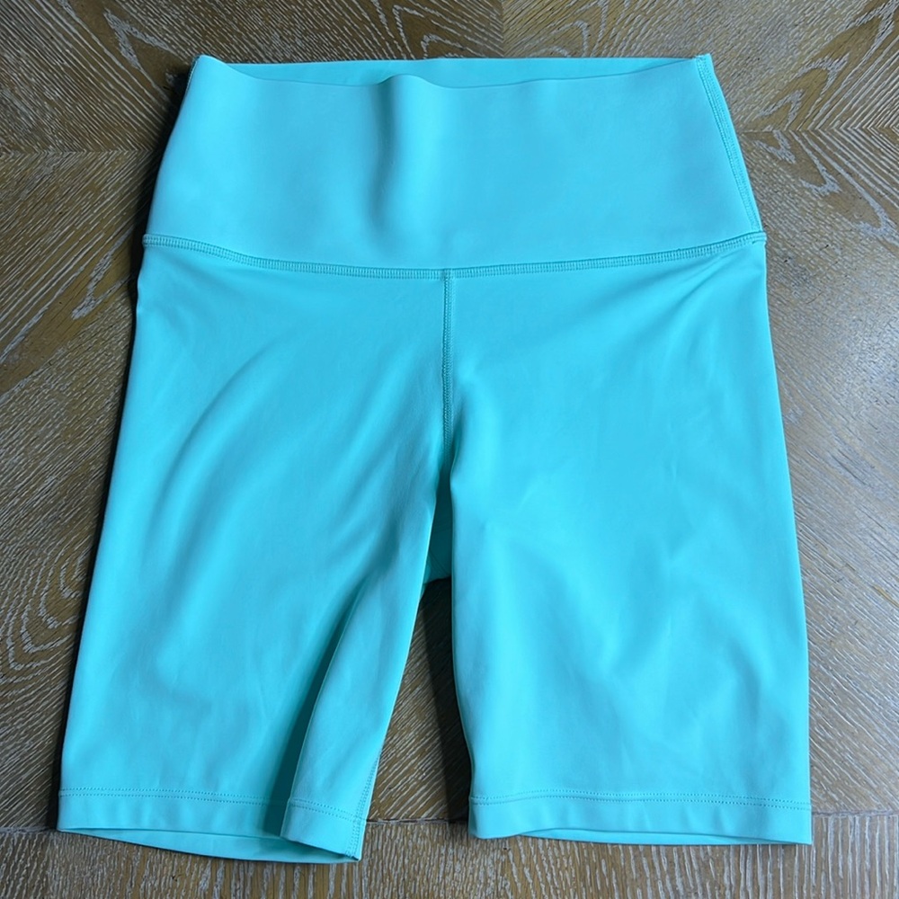 CARBON 38 High Rise Biker Short in Cloud Compression M